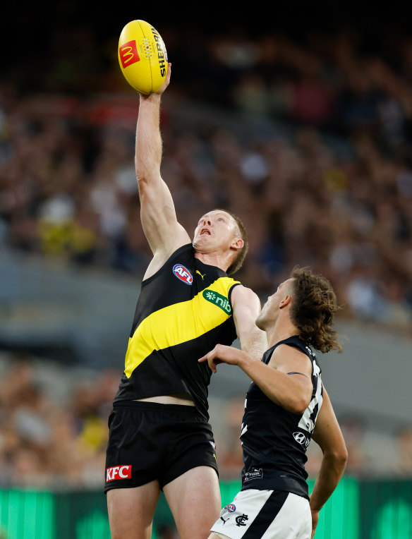 Jack Riewoldt of the Tigers and Lachlan Cowan of the Blues.