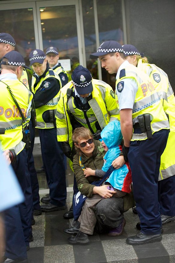 Police attempt to put an end to the Occupy Melbourne protest in the City Square.