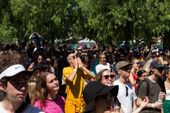 The crowd watching Miss Banks. 