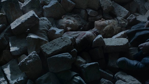 The bodies of Cersei Lannister (Lena Headey) and Jaime Lannister (Nikolaj Coster-Waldau) under the rubble of the destroyed Red Keep.