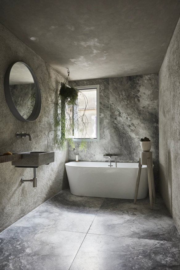 “In the bathroom we combined rough cement and old marble for texture, while an old, traditional
Mallorcan wooden meat block painted with lime makes a great bathside table,” says Chard.