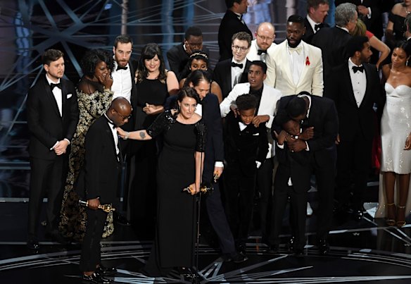 The cast and crew of <i>Moonlight</i> accept the Oscar for best picture.
