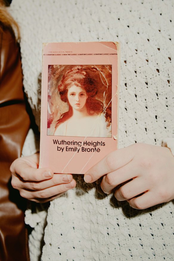 뉴욕 서점 P&T Knitwear에 전시된 Emily Brontë의 고딕 소설 Wuthering Heights의 구판.