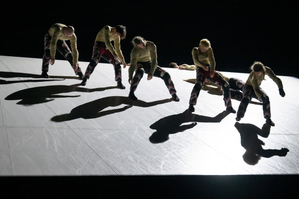 Skid, by Belgian and French choreographer Damien Jalet from the GöteborgsOperans Danskompani where 17 dancers perform on a 34-degree sloped stage.