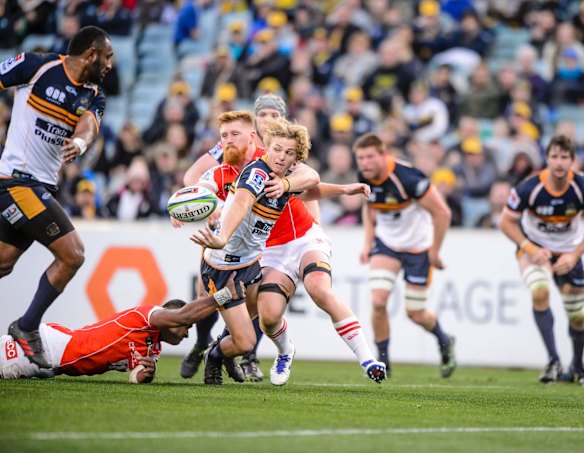 Brumbies' scrumhalf Joe Powell flicks a pass to winger Andy Muirhead. 