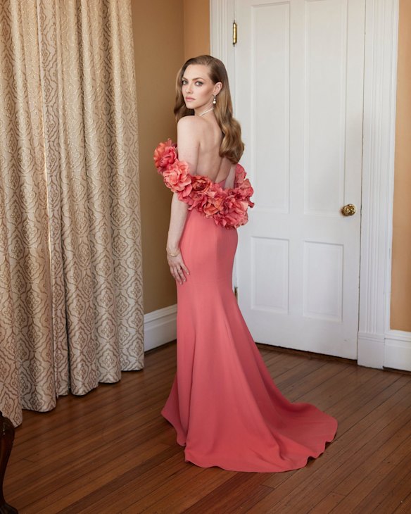 Amanda Seyfried wears Oscar de la Renta.