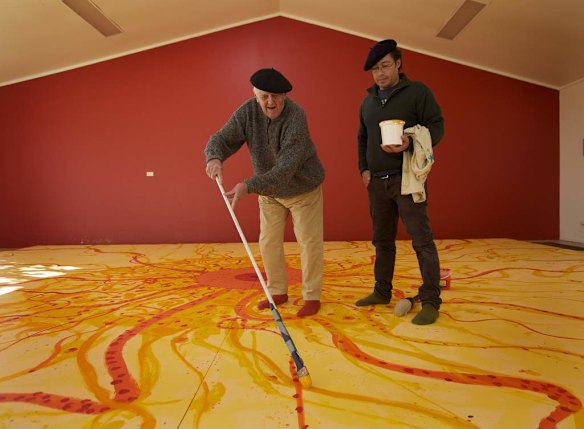 Artist John Olsen with his new 6x8 metre mural and assistant, fellow artist Carlos Barrios.