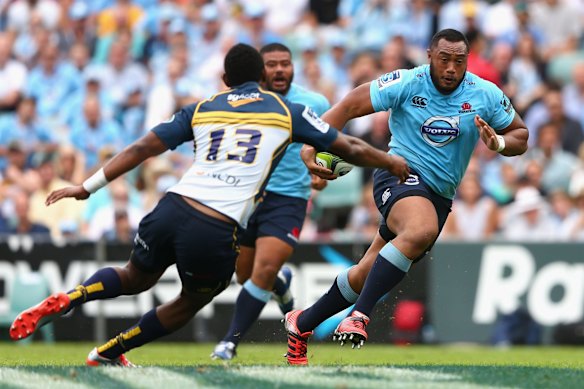 Sekope Kepu of the Waratahs runs the ball 