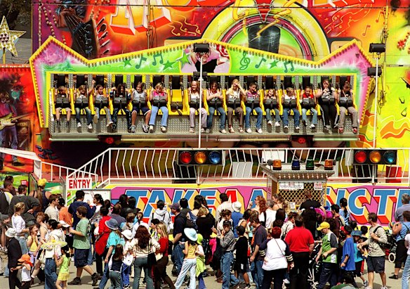 Crowds at the Moomba Carnival, 2003.