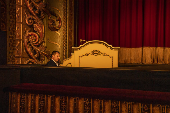 Organist John Giacchi playing the Wurlitzer organ as it ascends from below the stage.