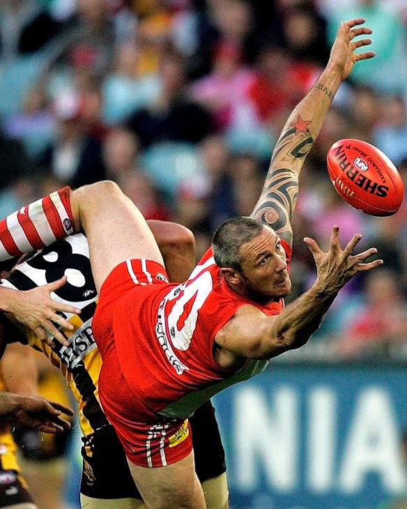 Peter "Spider" Everitt amasses 180 games in ten seasons with St Kilda before moving to Hawthorn in 2003, where he added 72 games. He finished his career in the ruck for Sydney, donning red and white 39 times in 2007 and 2008.