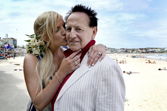 Geoffery Edelsten with his fiancee Bynne in Bondi in 2009. 