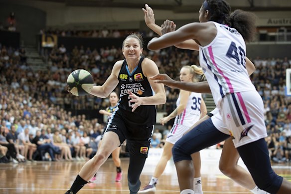 Capitals' Kelsey Griffin drives to the basket. 