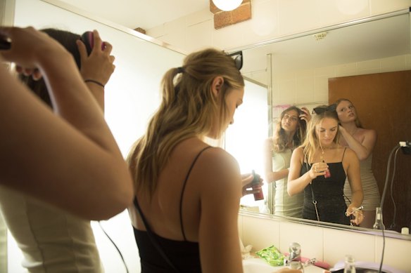 Schoolies from Freshwater Senior Campus at Aquaris Backpackers in Byron Bay