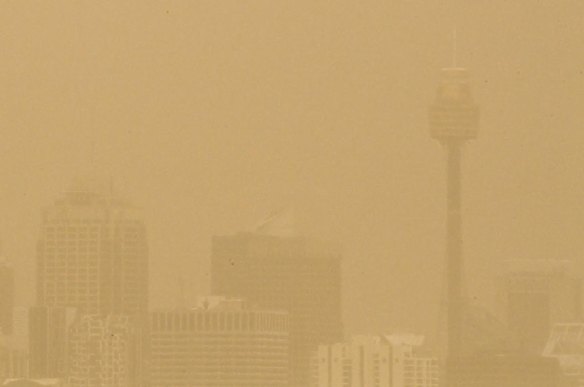 The dust storm blankets the Sydney CBD this morning.