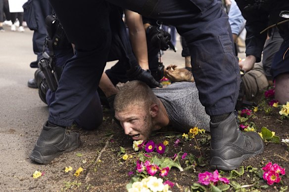 Anti-lockdown protesters clash with police in Victoria Park. 