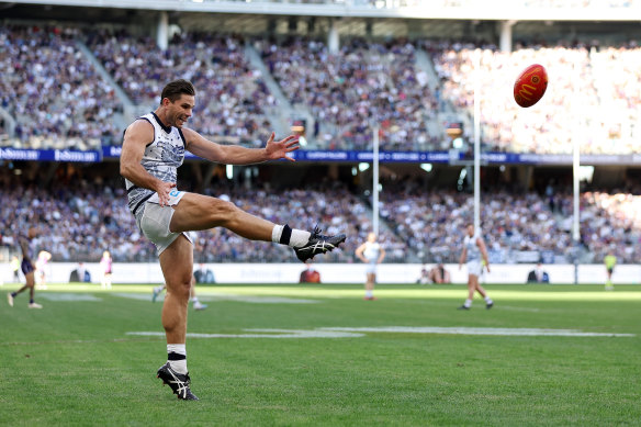 Veteran Cats forward Tom Hawkins booted a crucial third-term goal, but the Dockers held the advantage at the final change. 