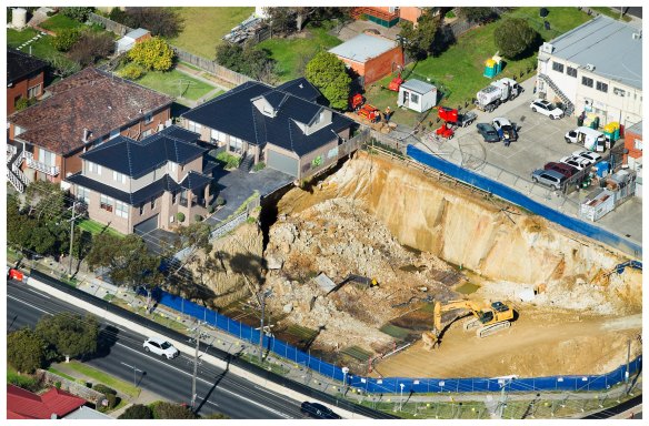 Townhouses on the edge of the excavation collapse in Mount Waverley. 
