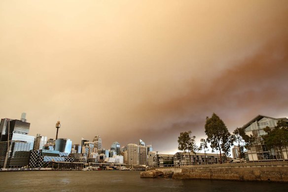 Smoke blows over Sydney, viewed from Darling Island Rd, Pyrmont.
