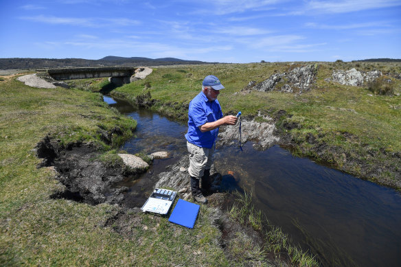 Professor Geoffrey Hope of the Australian National University tests water quality near Yarrangobilly in Kosciuszko National Park before the 2019-20 bushfires. 