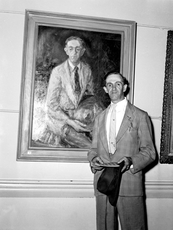 Artist and subject Joshua Smith  at the Art Gallery of NSW with the William Dobell portrait that won in 1943. 