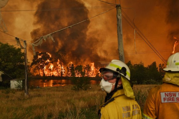 The RFS carefully watches the Gospers Mountain fire impacting on the edge of The Fruit Bowl in Bilpin.