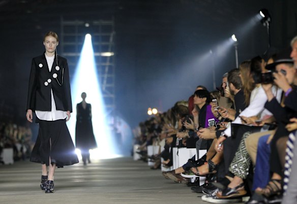 Models walk and the audience watches.