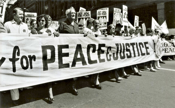 Neville Wran and Tom Uren (third from left) at a nuclear disarmament rally in Sydney on March 23, 1986.