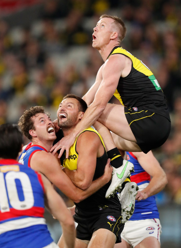 Jack Riewoldt attempts to take a hanger.