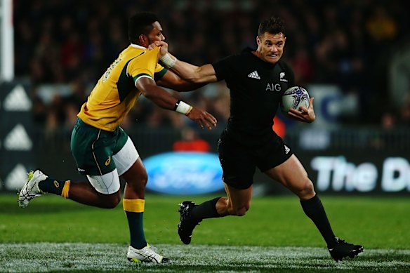 Dan Carter fends Tevita Kuridrani.