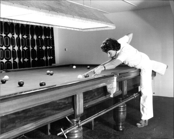 Mrs. Paula Squire, champion female snooker player pictured at Penshurst. December 20, 1977.