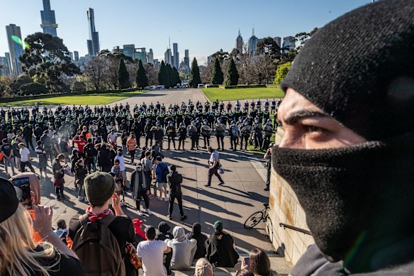 Thousands of people angry about vaccinations and Lockdowns shut down parts of the city and descended on the Shrine of Remembrance before being forced out by riot police. 