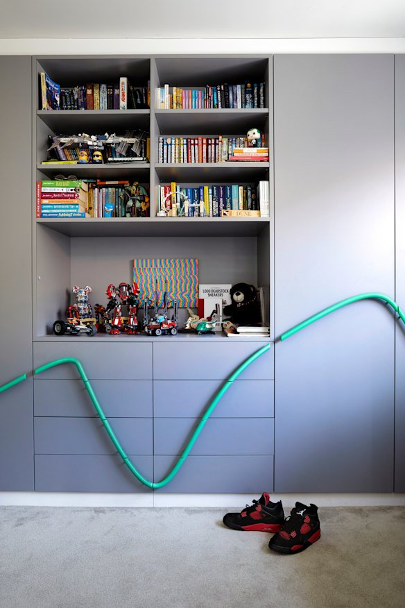 The built-in cabinetry in Monte’s bedroom was made by Jonathan West and
features cleverly designed handles made to look like one continuous fluid line.