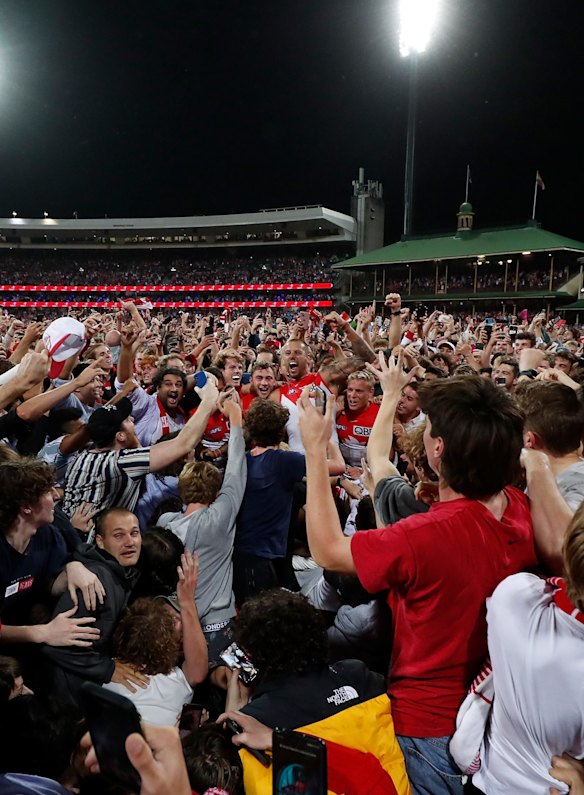Lance Franklin is surrounded by Swans fans.