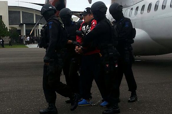 Andrew Chan handcuffed arriving at Cilacap airport.