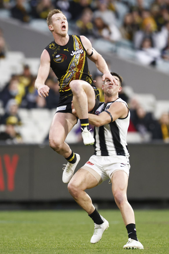 Jack Riewoldt leaps for a mark.