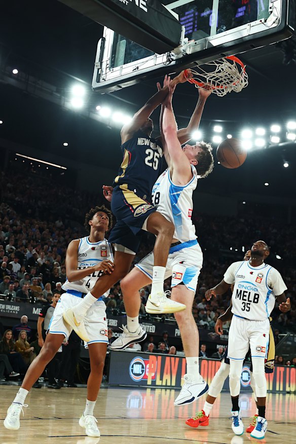 Trey Murphy III of the Pelicans drives to the basket.