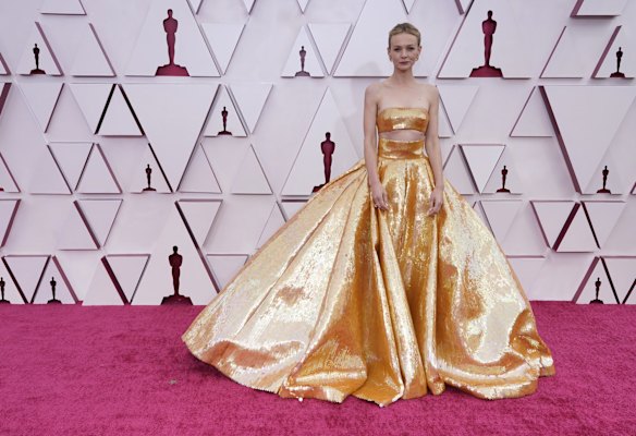 Carey Mulligan arrives at the Oscars in Valentino SS21 Couture.