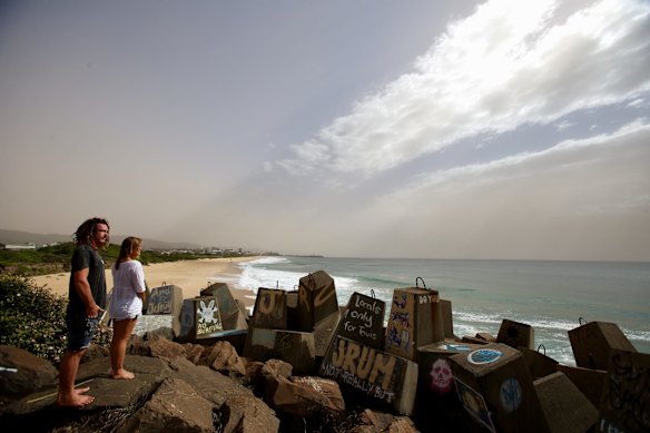 Scott Fuller and Natalie Beekmann looking at a dust storm cloud that's moved across western NSW blanketing Wollongong this morning. 