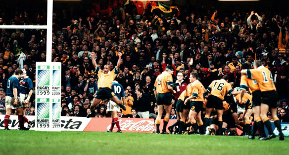 George Gregan and Wallabies celebrate Owen Finegan's try against France in the World Cup final in 1999.