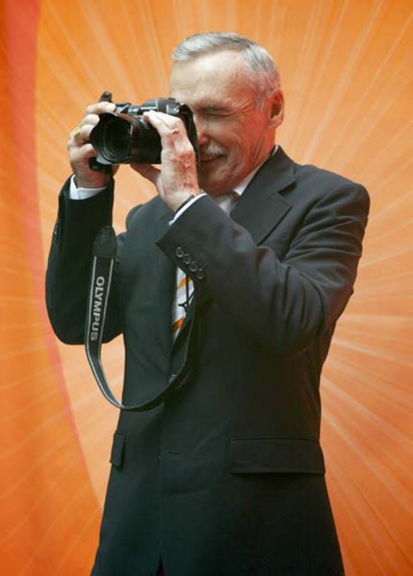 Dennis Hopper turns the tables on the assembled media as he arrives at Radio City Music Hall in 2005.