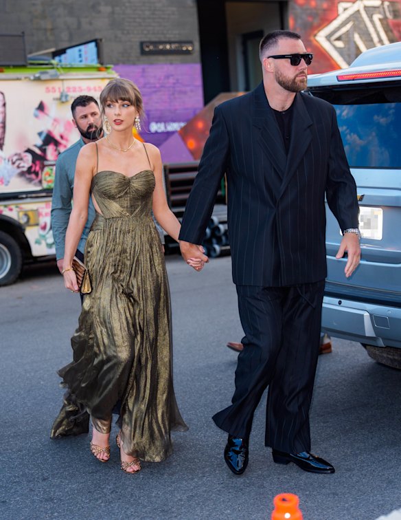Taylor Swift wearing the Darlene De Sedle 22-carat gold and opal diamond suite that once belonged to Elizabeth Taylor.