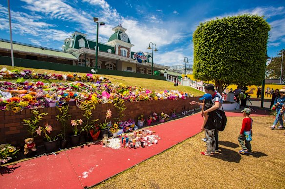 A family from Singapore on holiday on the Gold Coast arrive to closed doors at Dreamworld where four people died after a malfunction with the 'Thunder River Rapids' at the theme park.
