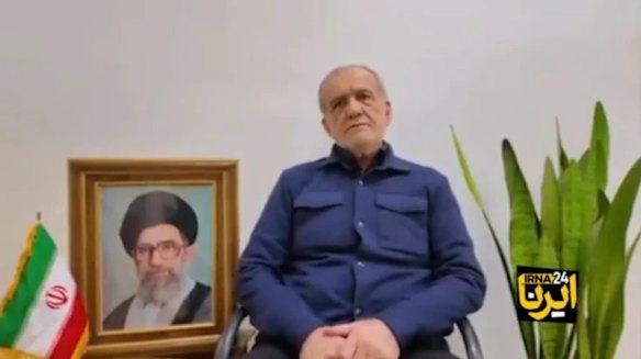 الرئيس الإيراني مسعود بيزشكيا خلال خطاب بث عبر التلفزيون صباح يوم السبت بالتوقيت المحلي.