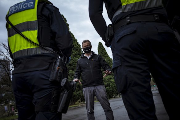 An anti-lockdown supporter is detained by Victoria Police after refusing to provide details and being in non-compliance with the Chief Health Officers guidlines. 