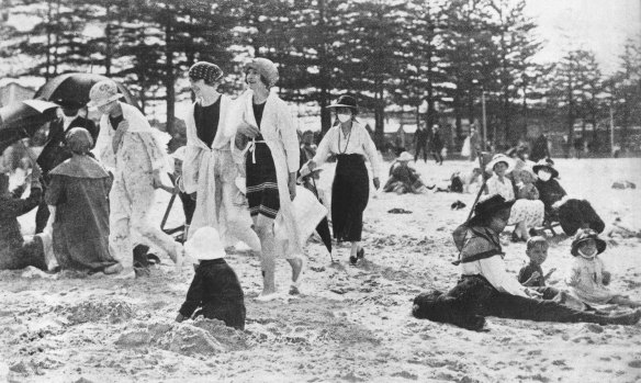 In this shot of Manly Beach during the epidemic, some beach-goers wear protective masks.