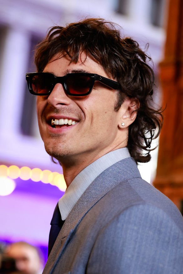 Jacob Elordi and his gold tooth cap at the ‘Wuthering Heights’ premiere.