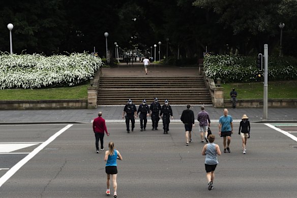 Police presence in the Hyde Park ahead of potential anti-lockdown protests. 