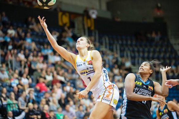 Boomers' Steph Talbot and Capitals' Kaili Mclaren. 