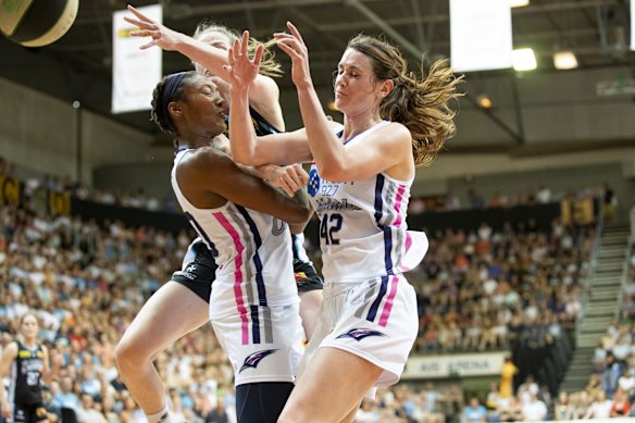Adelaide Lightning's Kayla Alexander and Colleen Planeta contest a rebound with the Capitals' Keely Froling. 